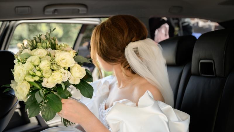 O tânără nu-și poate privi pozele de la nuntă. De ce se simte trădată de fiecare dată: „Nici măcar nu pot să mă uit la poze”