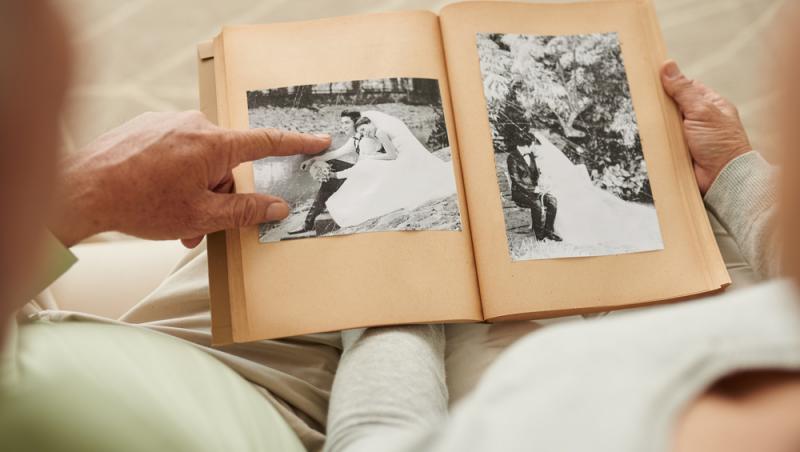 O tânără nu-și poate privi pozele de la nuntă. De ce se simte trădată de fiecare dată: „Nici măcar nu pot să mă uit la poze”