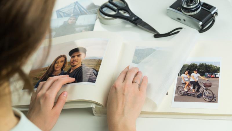 O tânără nu-și poate privi pozele de la nuntă. De ce se simte trădată de fiecare dată: „Nici măcar nu pot să mă uit la poze”