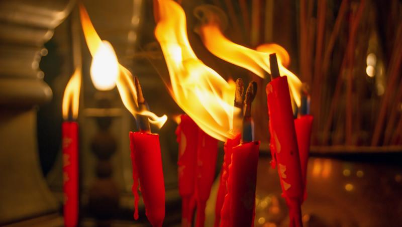 Câte pachete se dau, de fapt, de pomană la parastas. Ce reguli ar trebui să respecte creștinii