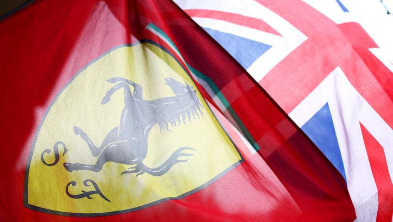 Lewis Hamilton este oficial pilot Ferrari. Prima poză la Maranello, analizată în detaliu. Ce simbolistică au găsit internauții