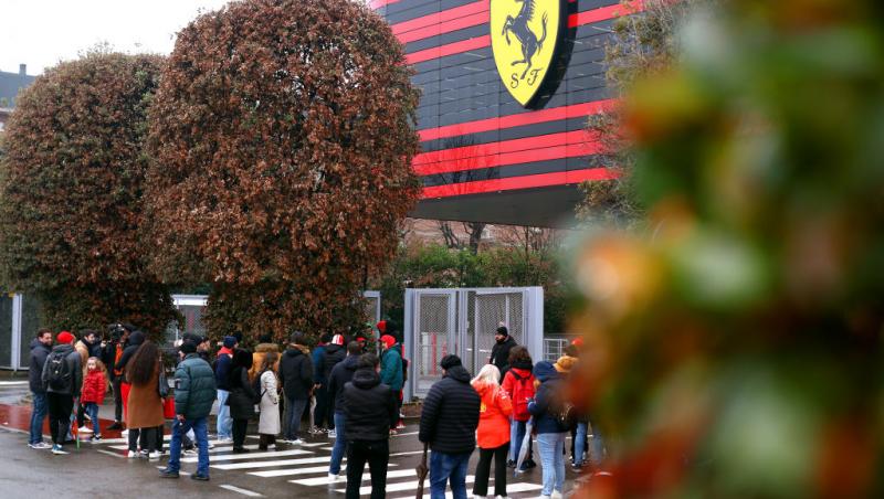 Lewis Hamilton este oficial pilot Ferrari. Prima poză la Maranello, analizată în detaliu. Ce simbolistică au găsit internauții