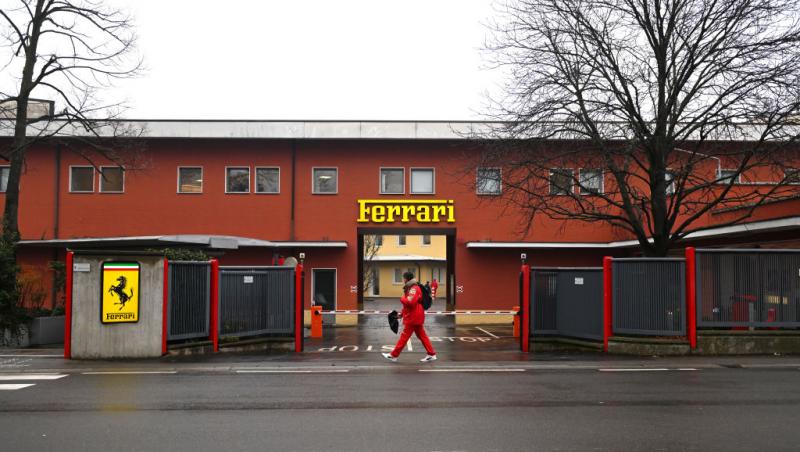 Lewis Hamilton este oficial pilot Ferrari. Prima poză la Maranello, analizată în detaliu. Ce simbolistică au găsit internauții