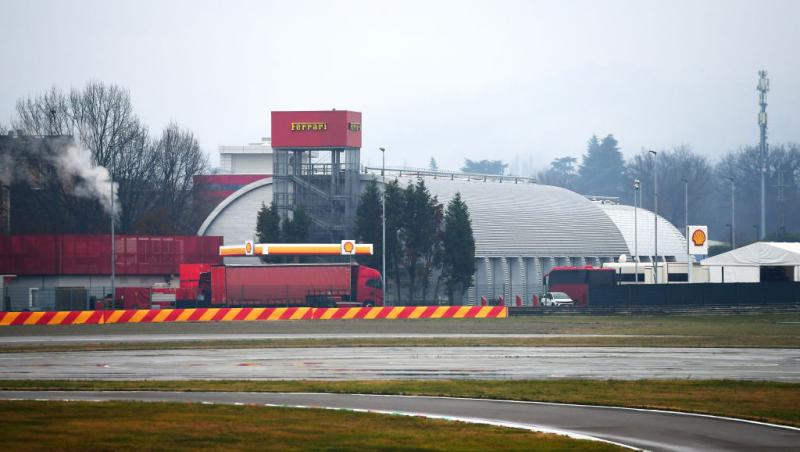 Lewis Hamilton este oficial pilot Ferrari. Prima poză la Maranello, analizată în detaliu. Ce simbolistică au găsit internauții