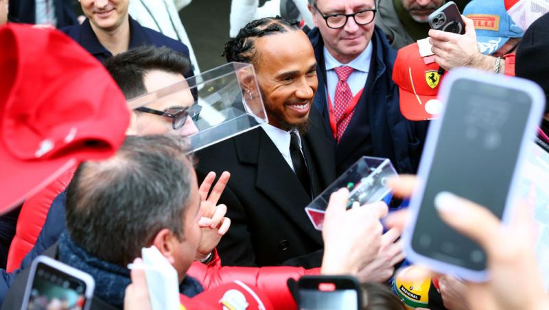 Lewis Hamilton este oficial pilot Ferrari. Prima poză la Maranello, analizată în detaliu. Ce simbolistică au găsit internauții