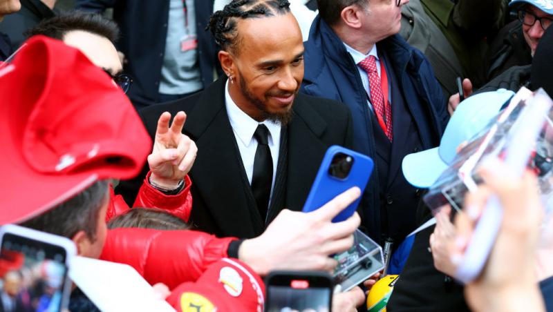 Lewis Hamilton este oficial pilot Ferrari. Prima poză la Maranello, analizată în detaliu. Ce simbolistică au găsit internauții