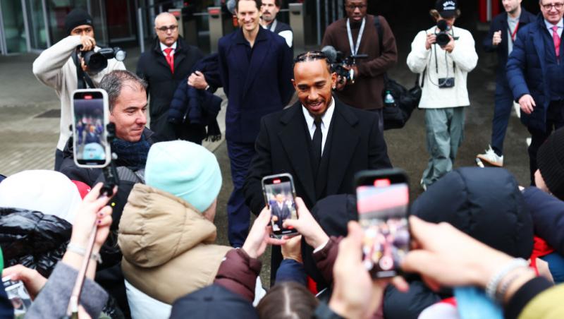 Lewis Hamilton este oficial pilot Ferrari. Prima poză la Maranello, analizată în detaliu. Ce simbolistică au găsit internauții