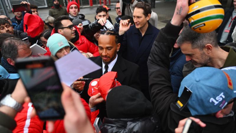Lewis Hamilton este oficial pilot Ferrari. Prima poză la Maranello, analizată în detaliu. Ce simbolistică au găsit internauții