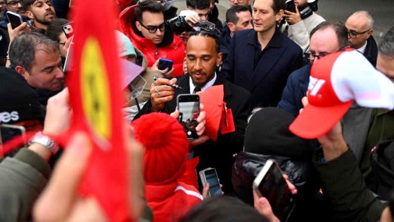 Lewis Hamilton este oficial pilot Ferrari. Prima poză la Maranello, analizată în detaliu. Ce simbolistică au găsit internauții