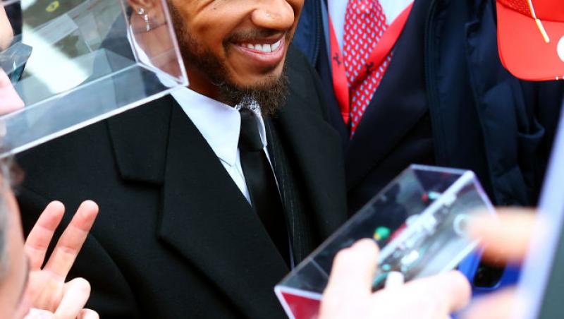 Lewis Hamilton este oficial pilot Ferrari. Prima poză la Maranello, analizată în detaliu. Ce simbolistică au găsit internauții