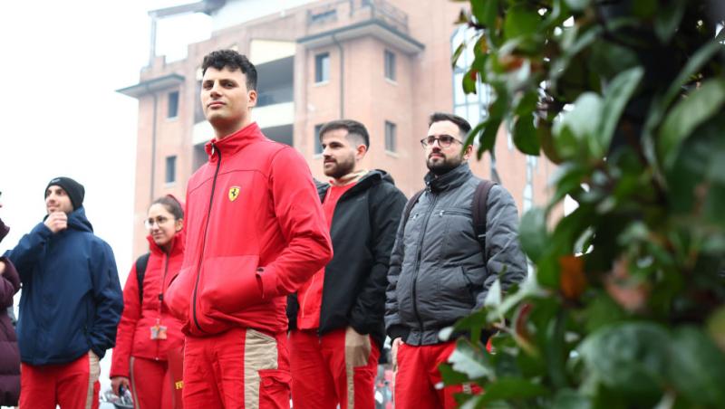 Lewis Hamilton este oficial pilot Ferrari. Prima poză la Maranello, analizată în detaliu. Ce simbolistică au găsit internauții