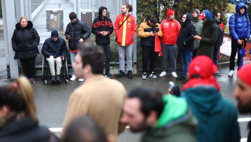 Lewis Hamilton este oficial pilot Ferrari. Prima poză la Maranello, analizată în detaliu. Ce simbolistică au găsit internauții