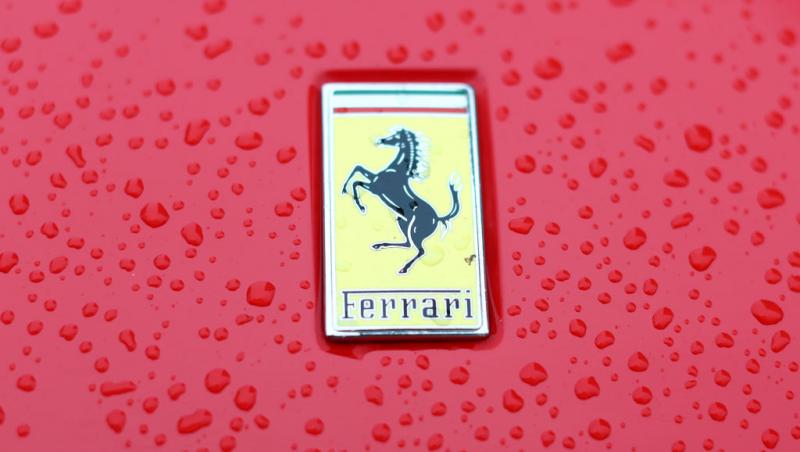 Lewis Hamilton este oficial pilot Ferrari. Prima poză la Maranello, analizată în detaliu. Ce simbolistică au găsit internauții