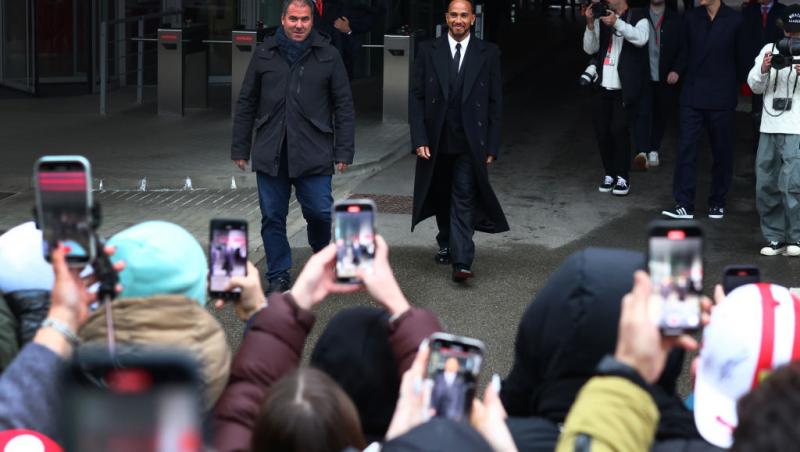 Lewis Hamilton este oficial pilot Ferrari. Prima poză la Maranello, analizată în detaliu. Ce simbolistică au găsit internauții