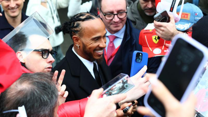 Lewis Hamilton este oficial pilot Ferrari. Prima poză la Maranello, analizată în detaliu. Ce simbolistică au găsit internauții
