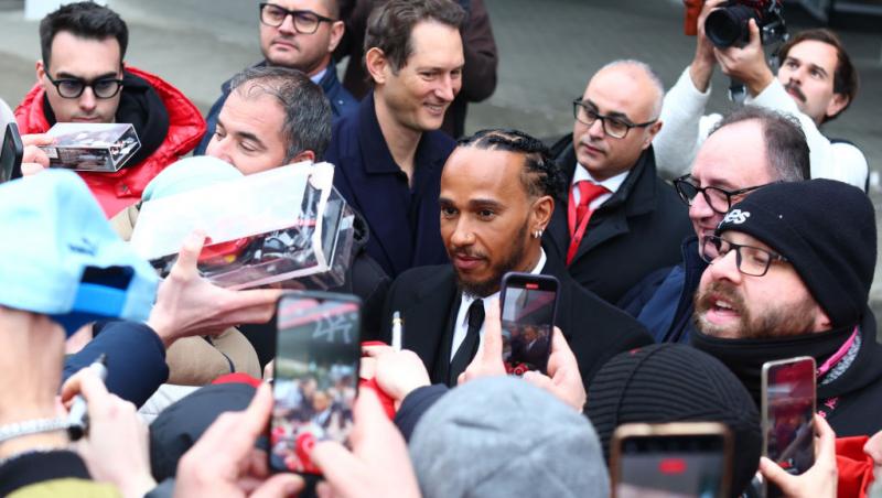 Lewis Hamilton este oficial pilot Ferrari. Prima poză la Maranello, analizată în detaliu. Ce simbolistică au găsit internauții