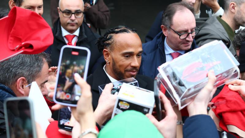 Lewis Hamilton este oficial pilot Ferrari. Prima poză la Maranello, analizată în detaliu. Ce simbolistică au găsit internauții