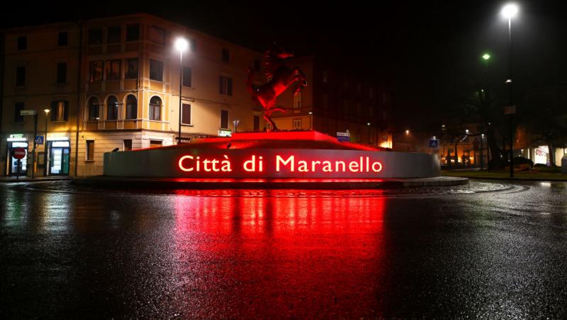 Lewis Hamilton este oficial pilot Ferrari. Prima poză la Maranello, analizată în detaliu. Ce simbolistică au găsit internauții