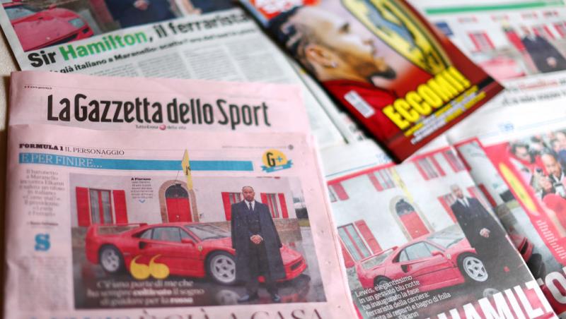 Lewis Hamilton este oficial pilot Ferrari. Prima poză la Maranello, analizată în detaliu. Ce simbolistică au găsit internauții