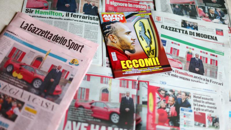 Lewis Hamilton este oficial pilot Ferrari. Prima poză la Maranello, analizată în detaliu. Ce simbolistică au găsit internauții