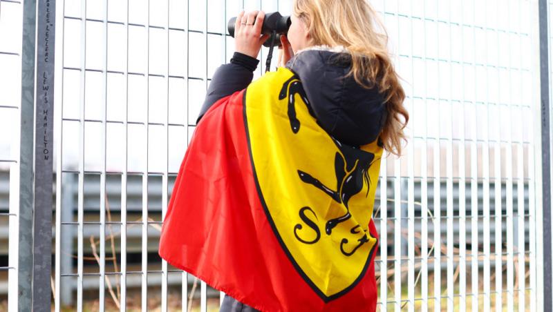 Lewis Hamilton este oficial pilot Ferrari. Prima poză la Maranello, analizată în detaliu. Ce simbolistică au găsit internauții