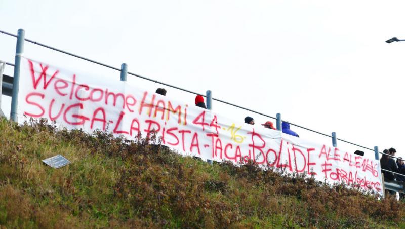 Lewis Hamilton este oficial pilot Ferrari. Prima poză la Maranello, analizată în detaliu. Ce simbolistică au găsit internauții