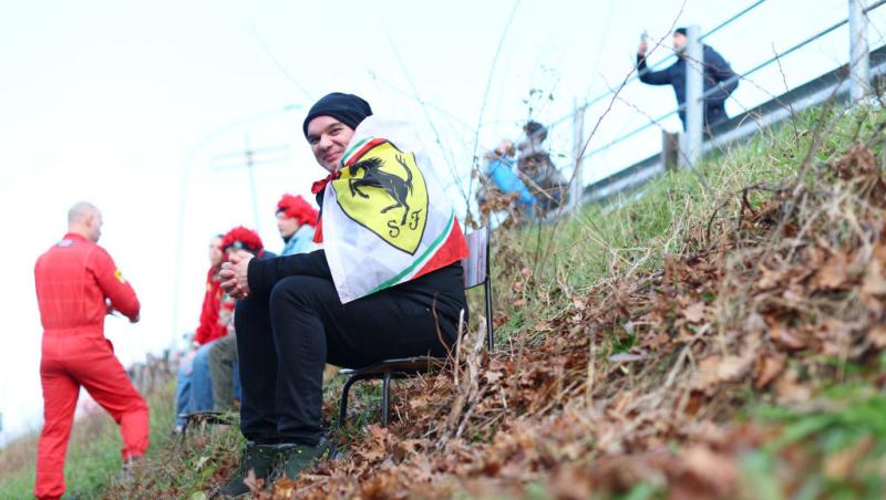 Lewis Hamilton este oficial pilot Ferrari. Prima poză la Maranello, analizată în detaliu. Ce simbolistică au găsit internauții