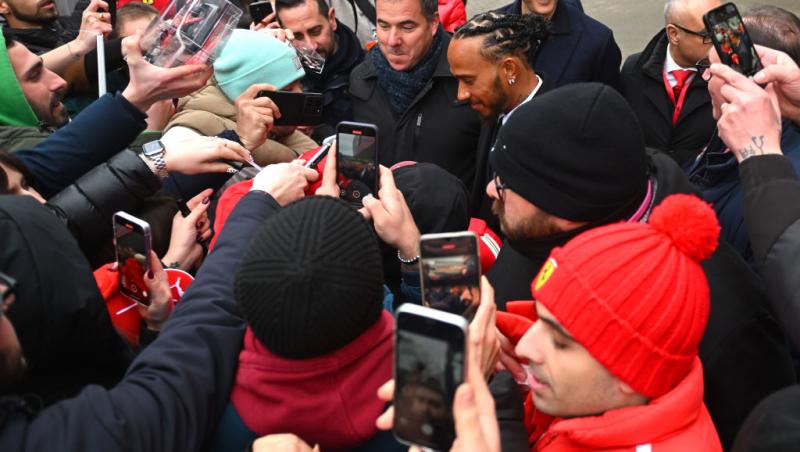 Lewis Hamilton este oficial pilot Ferrari. Prima poză la Maranello, analizată în detaliu. Ce simbolistică au găsit internauții