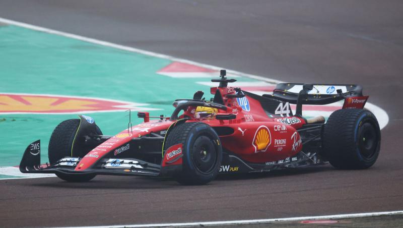 Lewis Hamilton este oficial pilot Ferrari. Prima poză la Maranello, analizată în detaliu. Ce simbolistică au găsit internauții