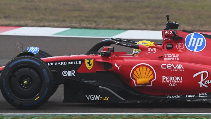 Lewis Hamilton este oficial pilot Ferrari. Prima poză la Maranello, analizată în detaliu. Ce simbolistică au găsit internauții