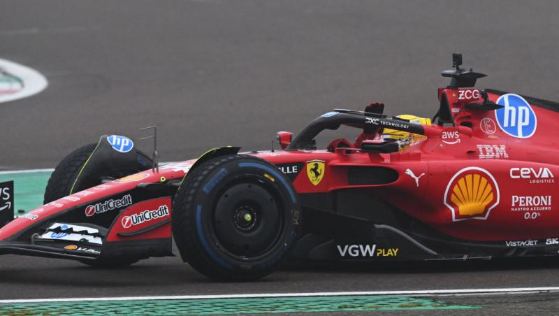 Lewis Hamilton este oficial pilot Ferrari. Prima poză la Maranello, analizată în detaliu. Ce simbolistică au găsit internauții