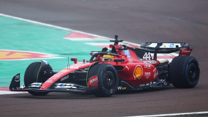Lewis Hamilton este oficial pilot Ferrari. Prima poză la Maranello, analizată în detaliu. Ce simbolistică au găsit internauții