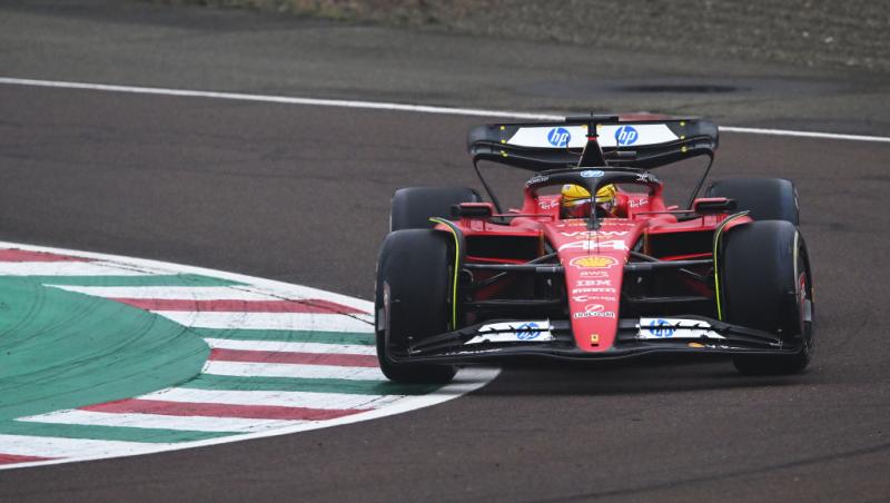 Lewis Hamilton este oficial pilot Ferrari. Prima poză la Maranello, analizată în detaliu. Ce simbolistică au găsit internauții