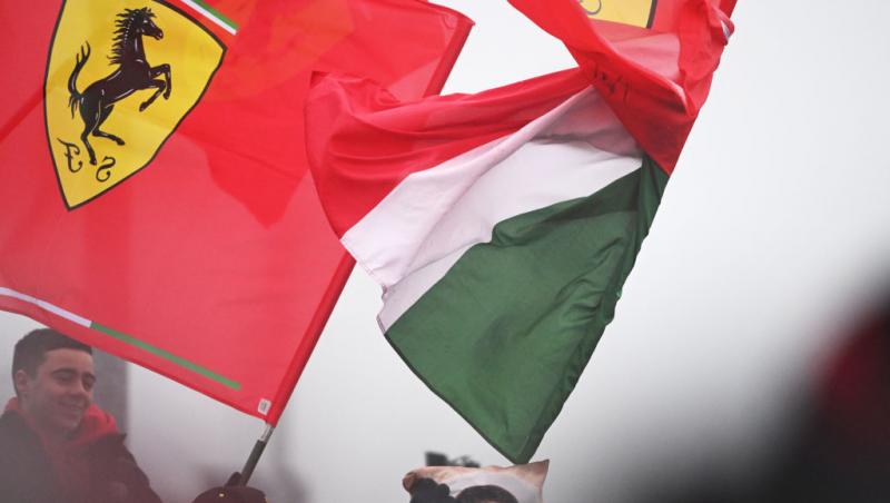 Lewis Hamilton este oficial pilot Ferrari. Prima poză la Maranello, analizată în detaliu. Ce simbolistică au găsit internauții