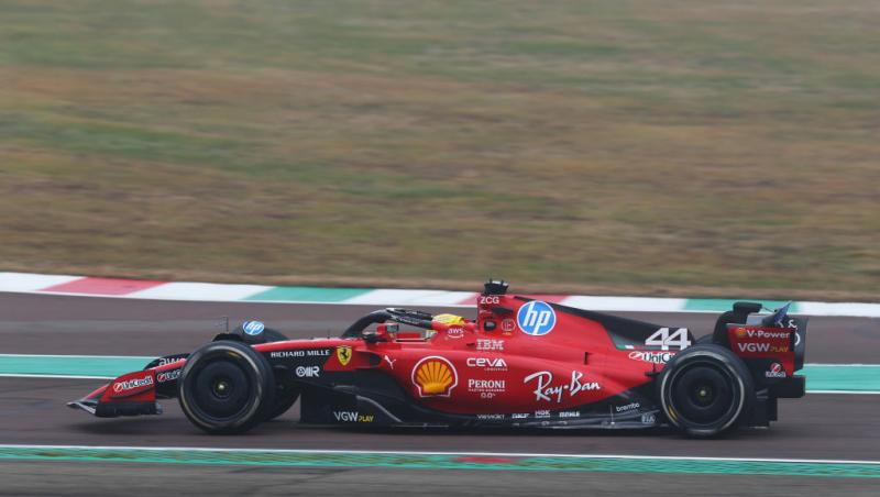 Lewis Hamilton este oficial pilot Ferrari. Prima poză la Maranello, analizată în detaliu. Ce simbolistică au găsit internauții