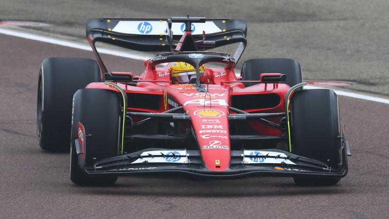 Lewis Hamilton este oficial pilot Ferrari. Prima poză la Maranello, analizată în detaliu. Ce simbolistică au găsit internauții