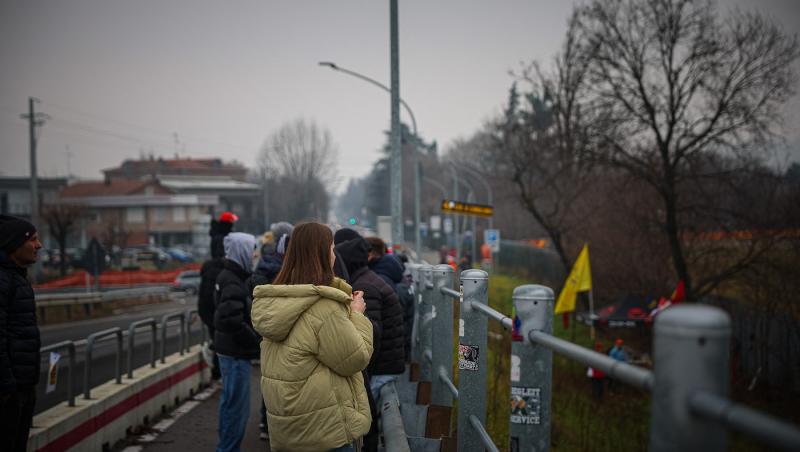 Lewis Hamilton este oficial pilot Ferrari. Prima poză la Maranello, analizată în detaliu. Ce simbolistică au găsit internauții