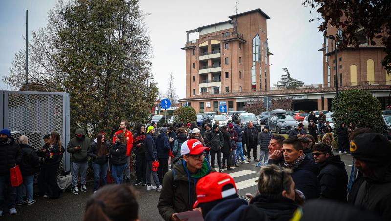 Lewis Hamilton este oficial pilot Ferrari. Prima poză la Maranello, analizată în detaliu. Ce simbolistică au găsit internauții