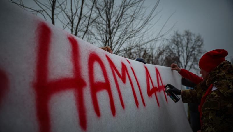 Lewis Hamilton este oficial pilot Ferrari. Prima poză la Maranello, analizată în detaliu. Ce simbolistică au găsit internauții