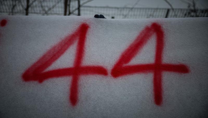 Lewis Hamilton este oficial pilot Ferrari. Prima poză la Maranello, analizată în detaliu. Ce simbolistică au găsit internauții