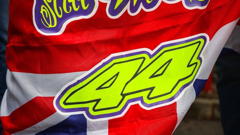 Lewis Hamilton este oficial pilot Ferrari. Prima poză la Maranello, analizată în detaliu. Ce simbolistică au găsit internauții