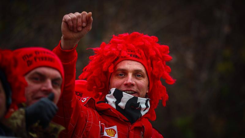 Lewis Hamilton este oficial pilot Ferrari. Prima poză la Maranello, analizată în detaliu. Ce simbolistică au găsit internauții