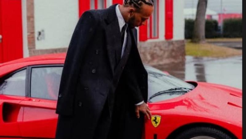 Lewis Hamilton este oficial pilot Ferrari. Prima poză la Maranello, analizată în detaliu. Ce simbolistică au găsit internauții