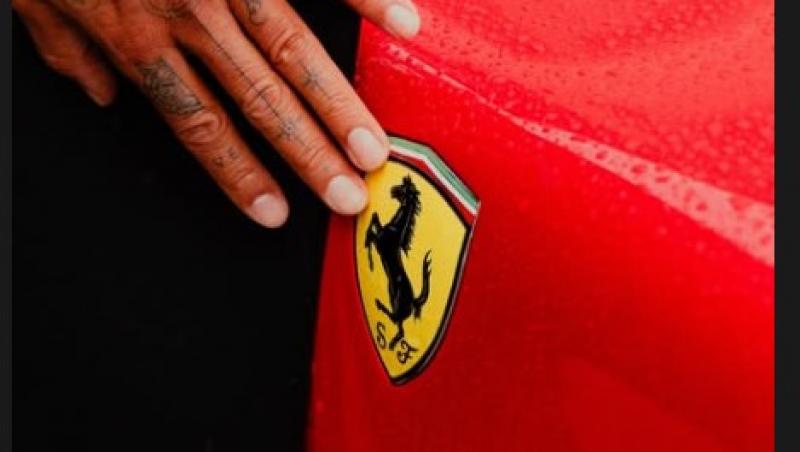 Lewis Hamilton este oficial pilot Ferrari. Prima poză la Maranello, analizată în detaliu. Ce simbolistică au găsit internauții