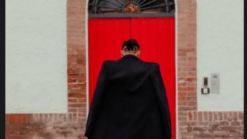 Lewis Hamilton este oficial pilot Ferrari. Prima poză la Maranello, analizată în detaliu. Ce simbolistică au găsit internauții