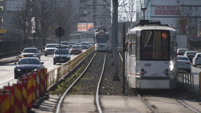 Metoda la care apelau doi bărbați care furau telefoanele unor femei în tramvaiele din București. Cum au fost prinși