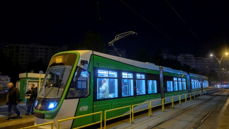 Metoda la care apelau doi bărbați care furau telefoanele unor femei în tramvaiele din București. Cum au fost prinși