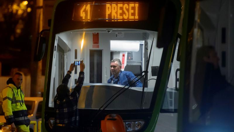 Metoda la care apelau doi bărbați care furau telefoanele unor femei în tramvaiele din București. Cum au fost prinși