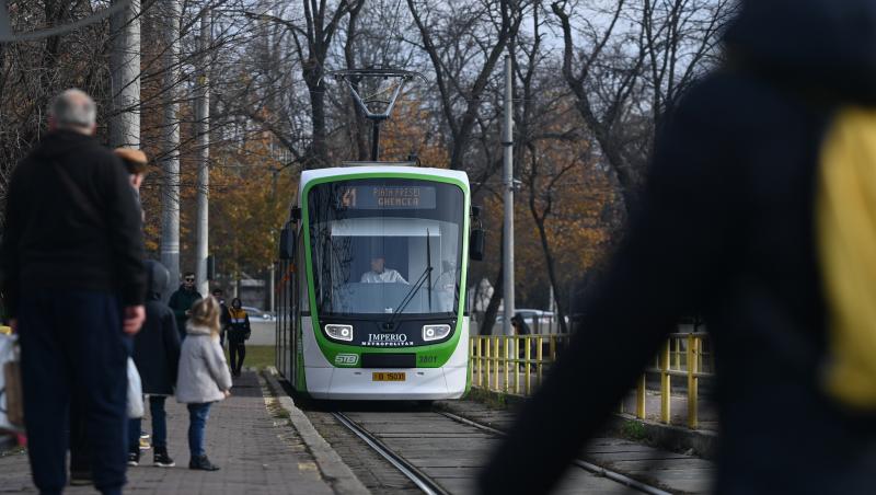 Metoda la care apelau doi bărbați care furau telefoanele unor femei în tramvaiele din București. Cum au fost prinși