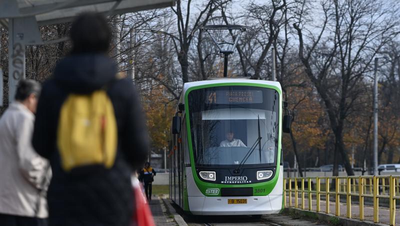 Metoda la care apelau doi bărbați care furau telefoanele unor femei în tramvaiele din București. Cum au fost prinși